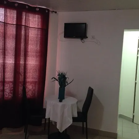 Le Diplomate Hotel *