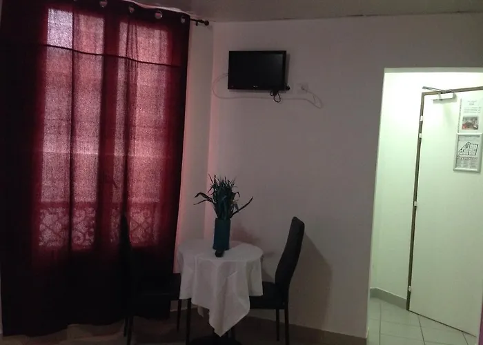 Le Diplomate Hotel *